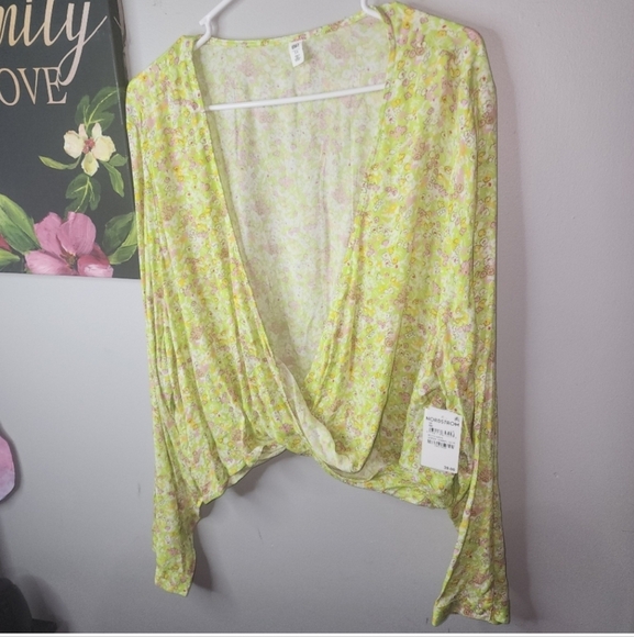 🍂🍁NWT GREEN Floral wrap crop top size 3x - Picture 4 of 4